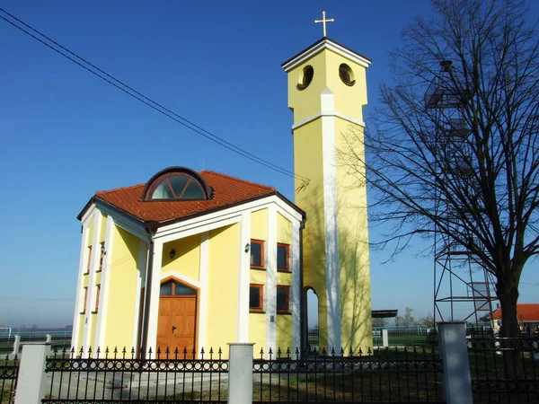 Экстерьер Современной Церкви Новой Субочке — стоковое фото