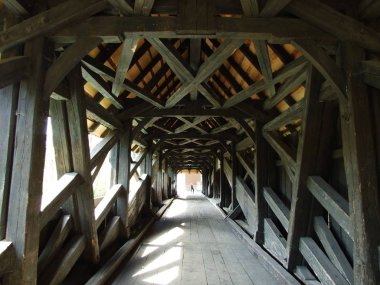 Bir geleneksel ahşap köprü Nehri bakıcısı inşaatı