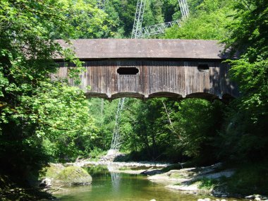 Eski bir geleneksel ahşap köprü Nehri bakıcısı