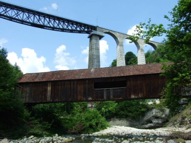 Eski bir geleneksel ahşap köprü Nehri bakıcısı
