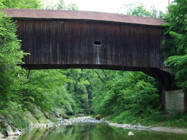 Eski bir geleneksel ahşap köprü Nehri bakıcısı