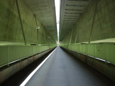 Bisiklet ve yaya geçidi otoyol viyadük altında