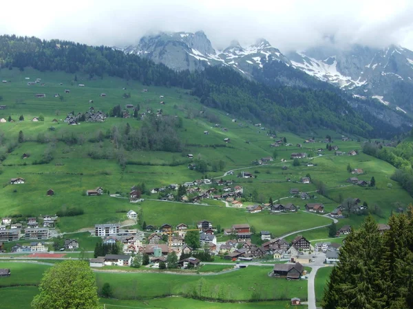 Вид Селище Unterwasser Кантону Санкт Галлен Швейцарія — стокове фото