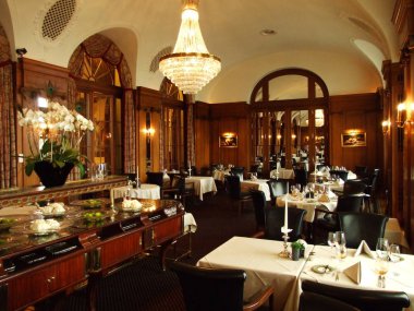 Şehir merkezi Bern - İsviçre Konfederasyonu başkenti otel lobisinde iç