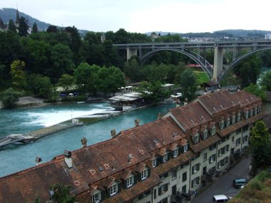 Panoramik manzaralı merkezi Bern - İsviçre Konfederasyonu başkenti Aare nehri boyunca evlerin çatıları