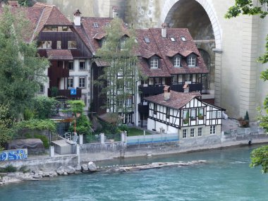 Panoramik manzaralı merkezi Bern - İsviçre Konfederasyonu başkenti Aare nehri boyunca evlerin çatıları