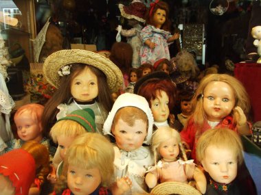 Bir mağaza merkezi Bern - İsviçre Confe başkenti üzerinden kuklalar