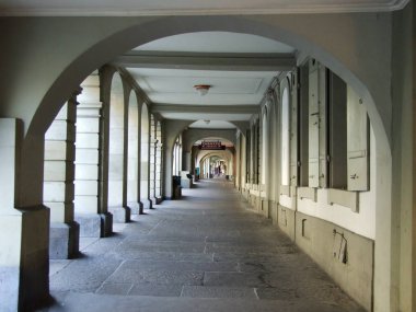 Bern - İsviçre Konfederasyonu başkenti şehir merkezinde yarım daire biçimli bir geçit