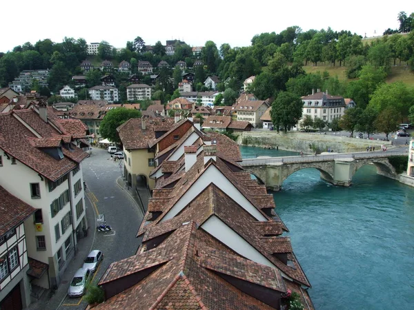 位于瑞士联邦首府伯尔尼市中心的阿雷河沿岸房屋屋顶全景 — 图库照片