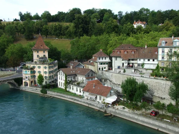 位于瑞士联邦首府伯尔尼市中心的阿雷河沿岸房屋屋顶全景 — 图库照片
