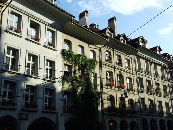 Szereg Domów Mieszkalnych Centrum Miasta Bern Stolicy Konfederacji Szwajcarskiej — Zdjęcie stockowe