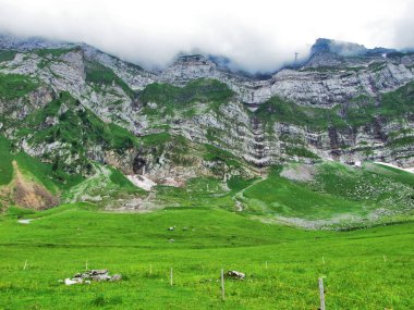 Alpstein aşağıda Santis tepe - Appenzell Ausserrhoden Canton, İsviçre dağ yamaçları