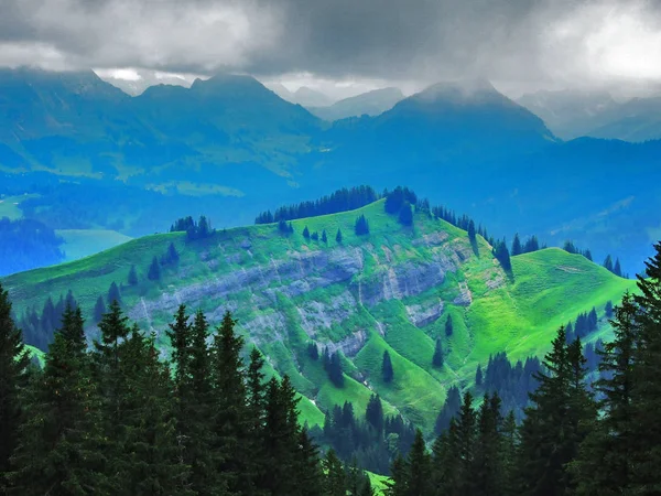 美しい牧草地と Appenzellerland アッペンツェル Innerrhoden カントン スイス連邦共和国の丘 — ストック写真