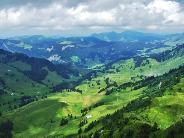 Panoramiczny Widok Krajobraz Obertoggenburg Góry Kantonu Gallen Szwajcaria — Zdjęcie stockowe