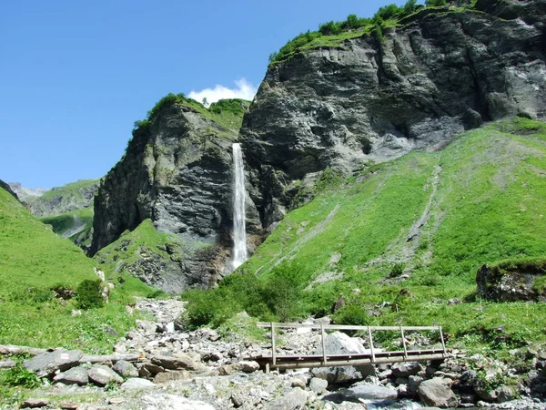 Piltschinabachfall Водоспад Weisstannen Кантону Санкт Галлен Швейцарія — стокове фото