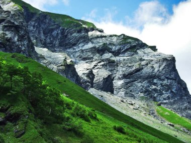 Dağlar ve kayalar vadinin Weisstannenthal - Canton St. Gallen, İsviçre