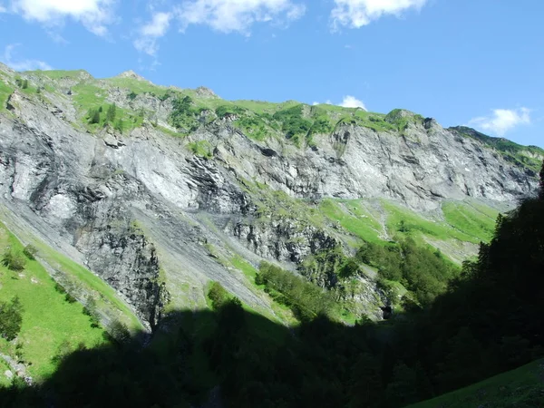 Góry Skały Dolinie Weisstannenthal Kantonu Gallen Szwajcaria — Zdjęcie stockowe