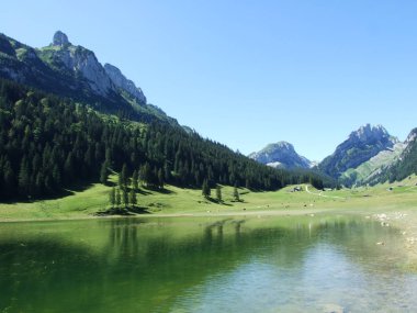 Alp göl Samtisersee, dağ ayarı - Appenzell Innerrhoden Canton, İsviçre