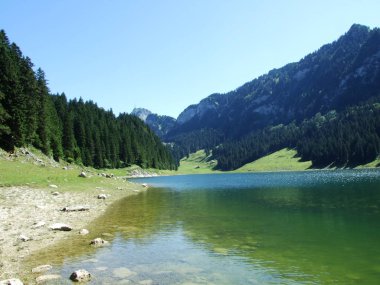 Alp göl Samtisersee, dağ ayarı - Appenzell Innerrhoden Canton, İsviçre