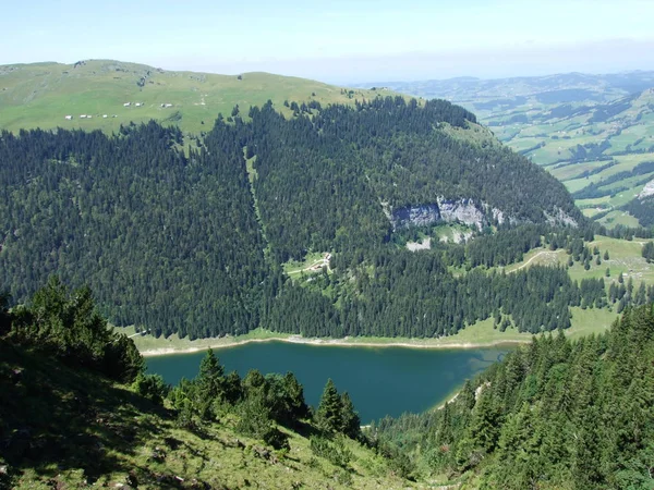 Alpejskie Jezioro Samtisersee Jego Góry Ustawienie Kanton Appenzell Innerrhoden Szwajcaria — Zdjęcie stockowe