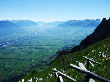 Görünümü Nehri'nin Ren Vadisi Alpstein dağ silsilesi - Canton St. Gallen, İsviçre