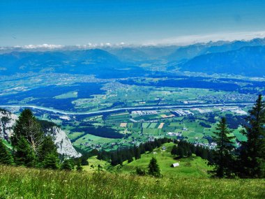 Görünümü Nehri'nin Ren Vadisi Alpstein dağ silsilesi - Canton St. Gallen, İsviçre