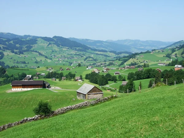 農場および Obertoggenburg ザンクト ガレンのカントン スイス連邦共和国の牧草地 — ストック写真