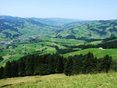 Görünüm nehir düşündüklerini vadinin Stockberg dağ - Canton St. Gallen, İsviçre