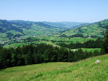 Görünüm nehir düşündüklerini vadinin Stockberg dağ - Canton St. Gallen, İsviçre