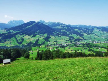 Görünüm nehir düşündüklerini vadinin Stockberg dağ - Canton St. Gallen, İsviçre