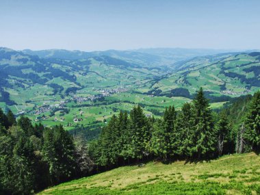 Görünüm nehir düşündüklerini vadinin Stockberg dağ - Canton St. Gallen, İsviçre