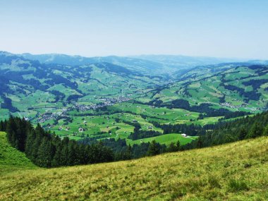 Görünüm nehir düşündüklerini vadinin Stockberg dağ - Canton St. Gallen, İsviçre