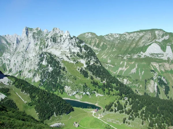 阿尔普施泰因山脉的高山湖法伦西 瑞士阿彭策尔内罗登州 — 图库照片