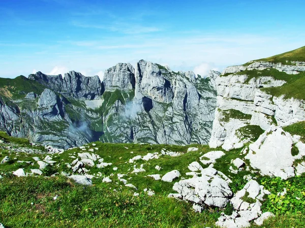 Blick Auf Die Gipfel Der Fahlenalp Über Den Fahlensee Der — Stockfoto