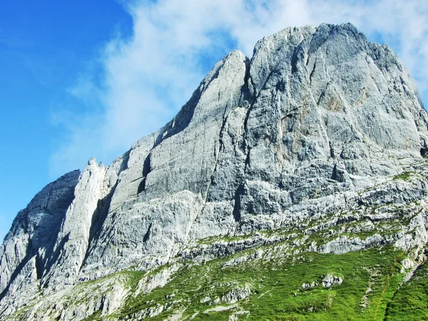 看法到高峰 Chruzberg 在山大量 Alpstein 阿彭策尔内罗登小行政区 — 图库照片