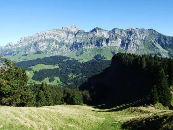 Переглянути Пік Сантіс Гірських Масового Alpstein Кантону Аппенцелль Innerrhoden Швейцарія — стокове фото