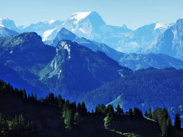 Uzaktan İsviçre dağ doruklarına ayrıntılı bir genel bakış