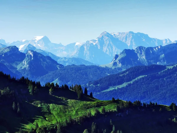 Uzaktan İsviçre dağ doruklarına ayrıntılı bir genel bakış