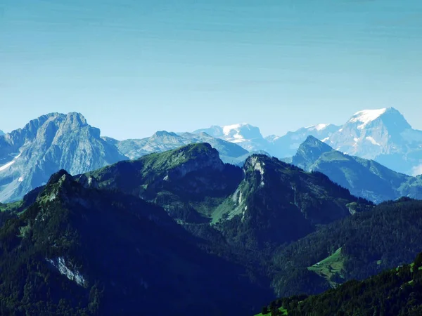 瑞士阿尔卑斯山山峰在距离的详细概述 — 图库照片