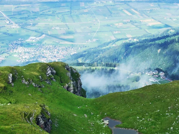 งหญ สวยงามและเน นเขาในภ ภาค Ostschweiz แคนต นเซนต ลเลน ตเซอร แลนด — ภาพถ่ายสต็อก