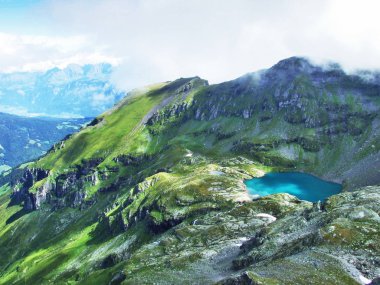 Alp Lake Wildsee altında Pizol en yüksek dağ Glarus Alps - Canton St. Gallen, İsviçre