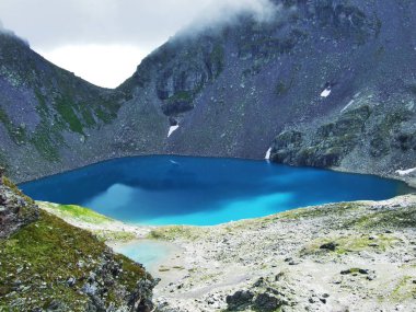 Alp Lake Wildsee altında Pizol en yüksek dağ Glarus Alps - Canton St. Gallen, İsviçre