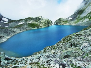 Alp Lake Wildsee altında Pizol en yüksek dağ Glarus Alps - Canton St. Gallen, İsviçre