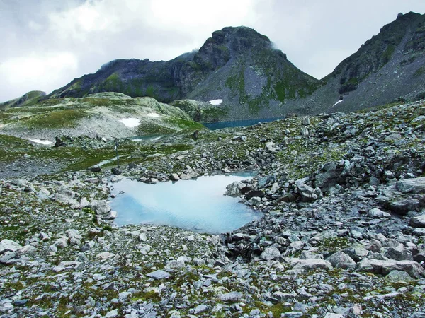 在山脉格拉鲁斯阿尔卑斯山的冰山融化所创造的高山湖泊 瑞士圣加仑州 — 图库照片