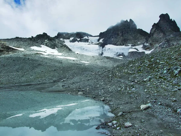 Αλπικές Λίμνες Που Δημιουργήθηκε Από Παγόβουνο Που Λιώνει Οροσειρά Glarus — Φωτογραφία Αρχείου