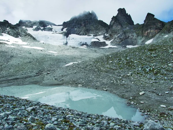 Alp göller dağ Glarus Alps - Canton St. Gallen, İsviçre'erime buzdağı tarafından yaratılmıştır