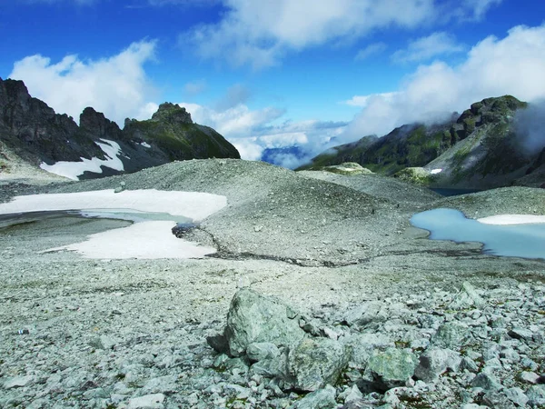 Αλπικές Λίμνες Που Δημιουργήθηκε Από Παγόβουνο Που Λιώνει Οροσειρά Glarus — Φωτογραφία Αρχείου