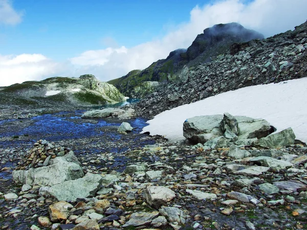 在格拉鲁斯阿尔卑斯山的皮佐尔山顶周围的美妙高山氛围 瑞士圣加仑州 — 图库照片