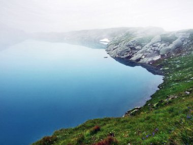 Alp Lake Schottensee altında Pizol en yüksek dağ Glarus Alps - Canton St. Gallen, İsviçre