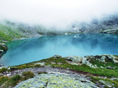 Alp Lake Schottensee altında Pizol en yüksek dağ Glarus Alps - Canton St. Gallen, İsviçre